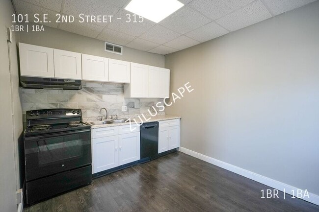 Building Photo - 101 SE 2nd St