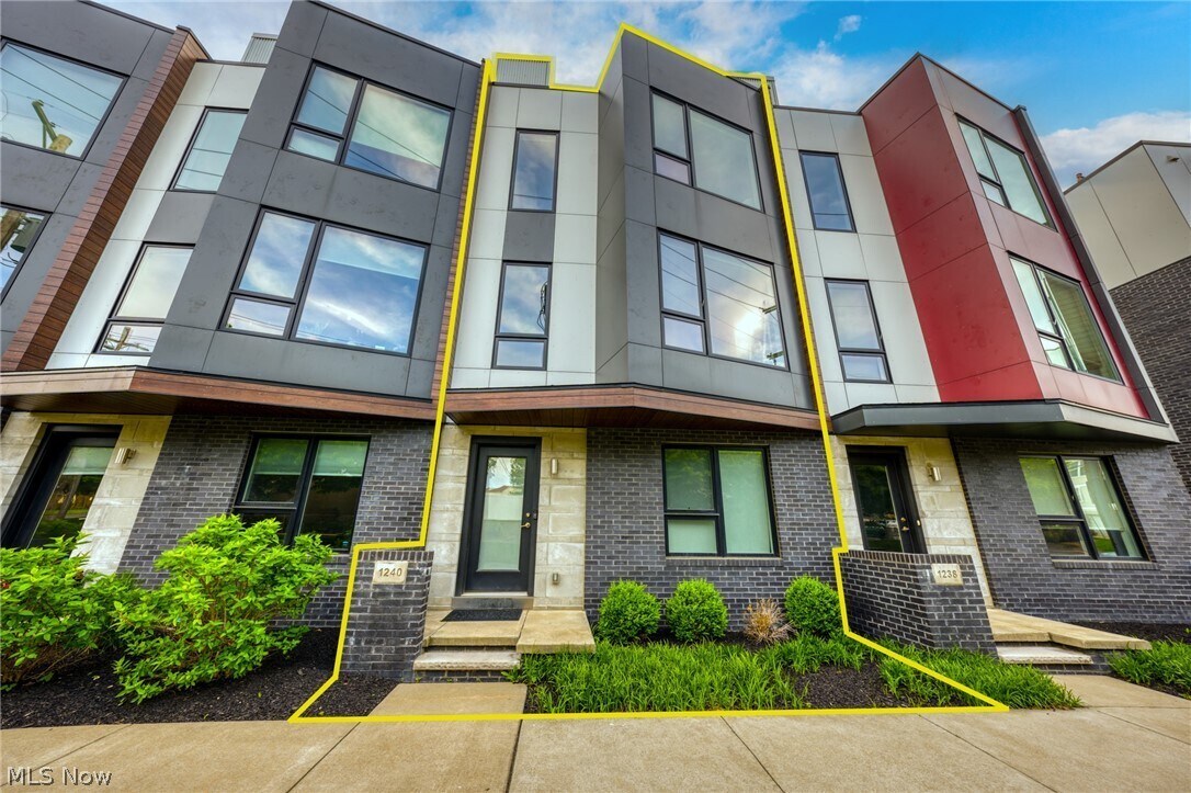 Foto principal - 1240 W 70th St