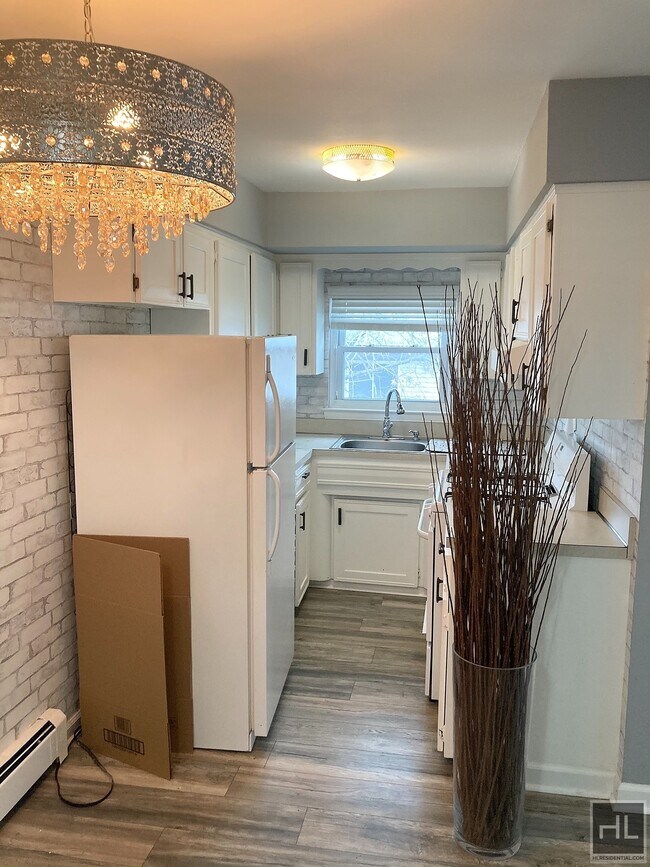 Foto del edificio - LARGE 1 bed with parking in Prime SI!