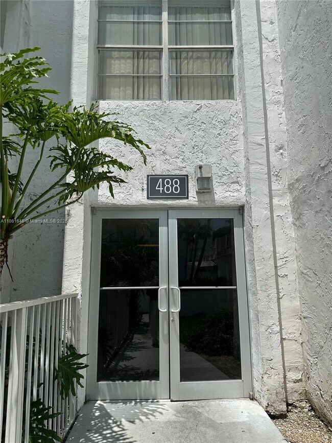 Foto del edificio - 488 NW 165th St