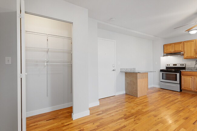 Foto del edificio - 7450 N Greenview Ave