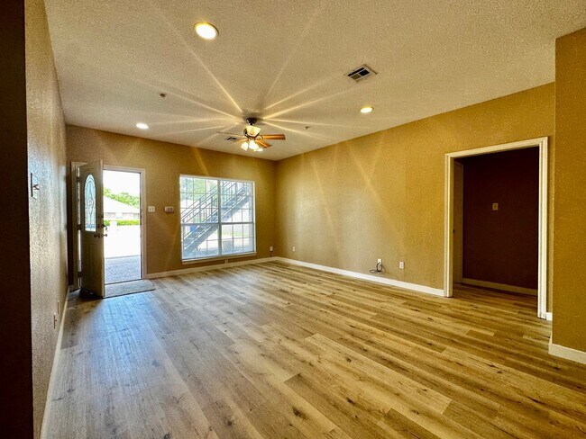 Building Photo - 4/4 Duplex in the Baylor Bubble!