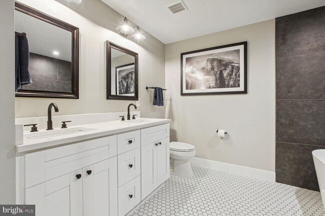 Building Photo - Available Now! Two Bed // Two Bath in Ecki...