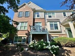 Building Photo - 11 E Willow Rd