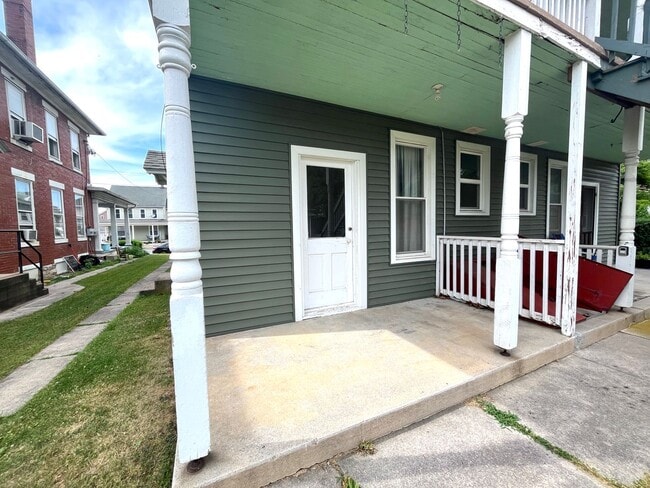 Building Photo - 126-128 E Maple St