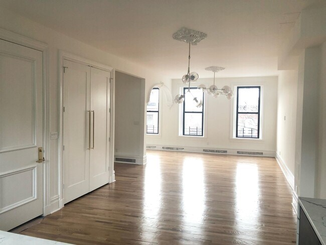Building Photo - 10 Monticello Ave