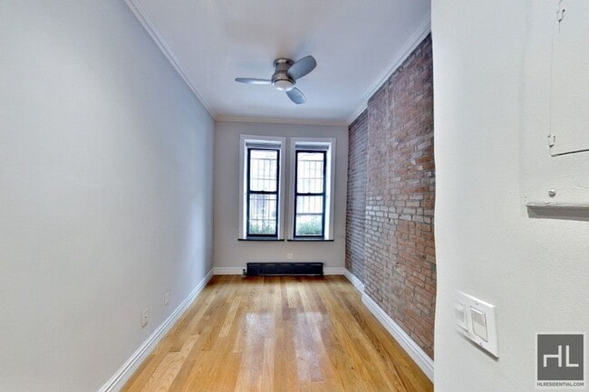 Building Photo - Perry Street