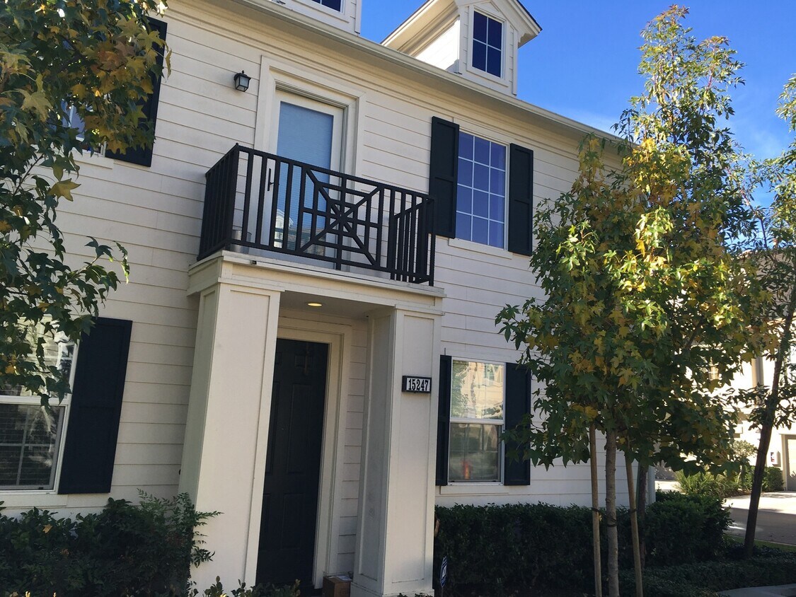 Primary Photo - Columbus Square: 3 Bedroom 2.5 Bath Attach...
