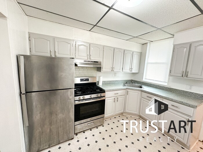 Foto principal - 3 bedroom house/ semi finished basement/ba...