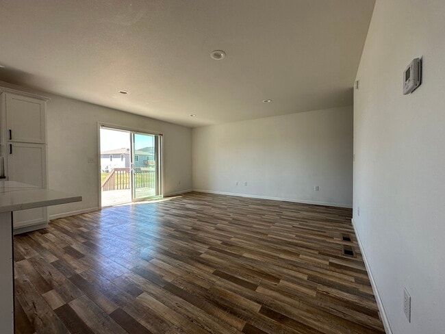 Building Photo - 745 Cathy Dr W