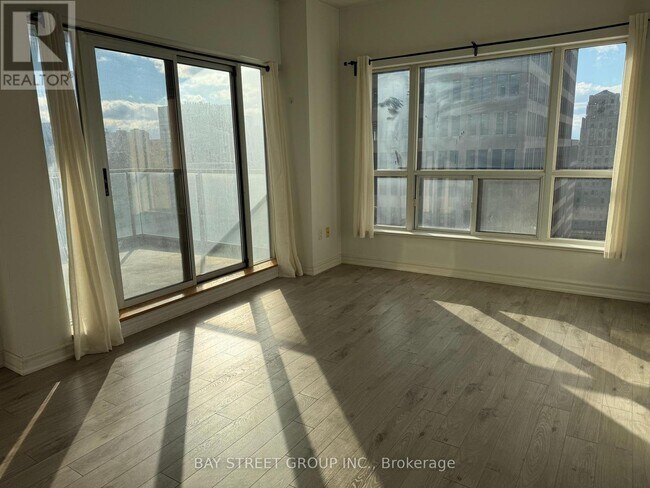 Photo du bâtiment - 909 Bay St.