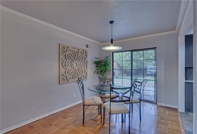 Building Photo - **$500 off the First Months Rent** Renovat...