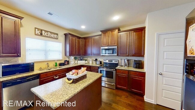 Building Photo - 4 br, 2.5 bath House - 3038 Pepperhill Drive