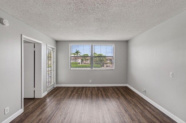 Building Photo - 708 Executive Center Dr