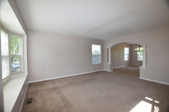 Building Photo - 477 Raintree Dr