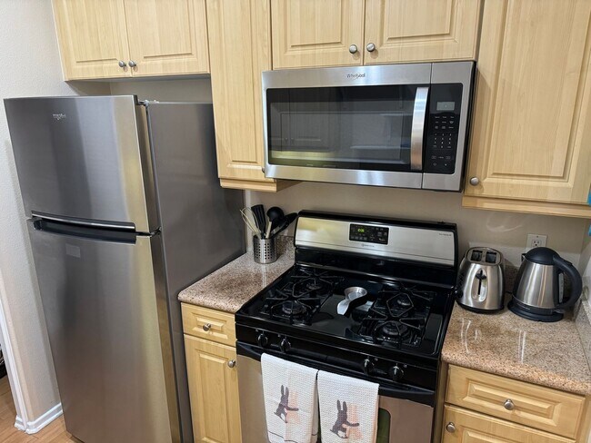 Building Photo - One Bed One Bath Penthouse Unit with View