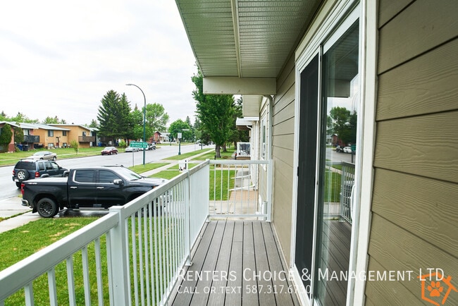 Building Photo - Pet Friendly Townhouse, No Lawn Care Respo...