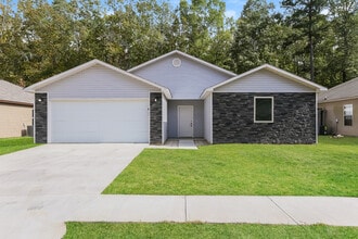 Building Photo - 225 Iris St