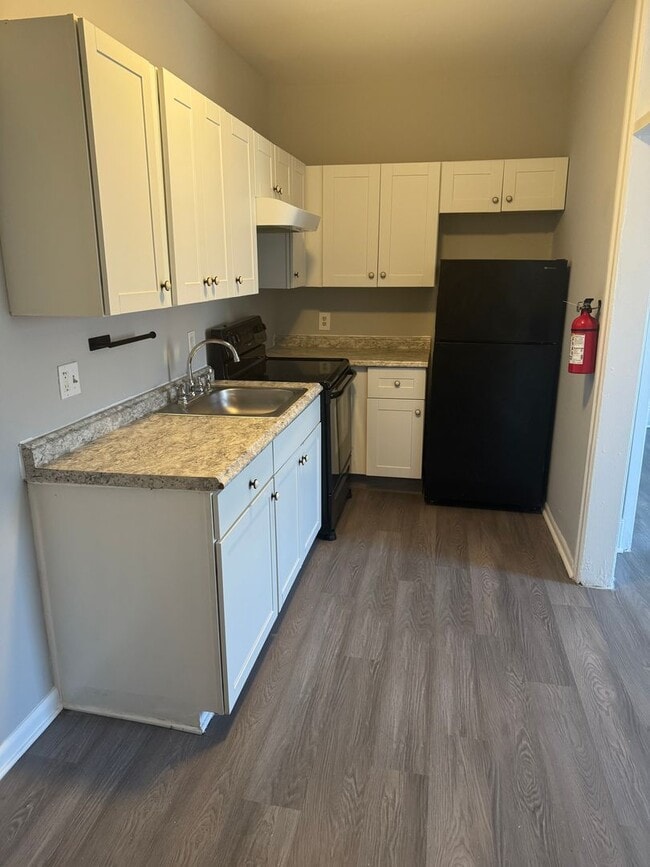 Building Photo - Recently Renovated 1 Bedroom/ 1 Bathroom Apartment -- Ready For Move-In!