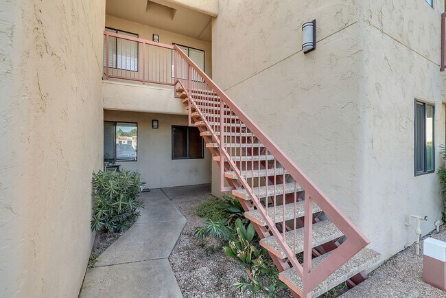 Foto del edificio - Charming 2-Bedroom, 2-Bath Condo in the He...