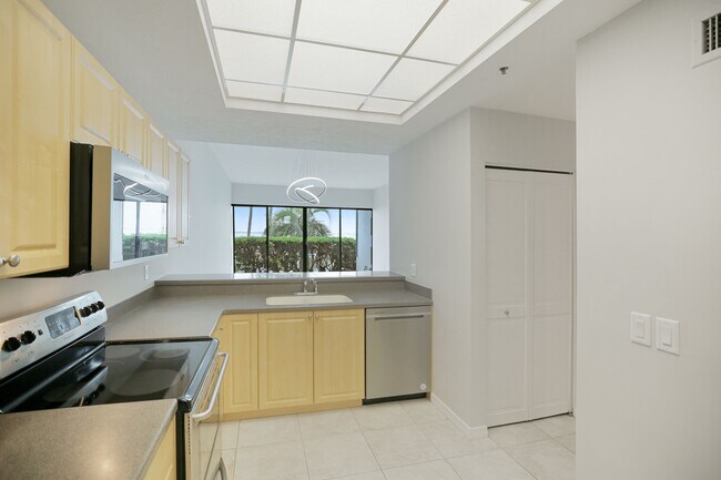 Kitchen and Breakfast Bar - 988 Blvd of the Arts