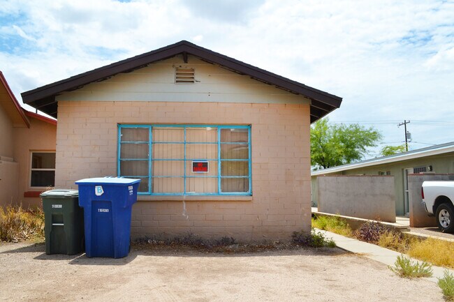 Building Photo - 1328 E 7th St