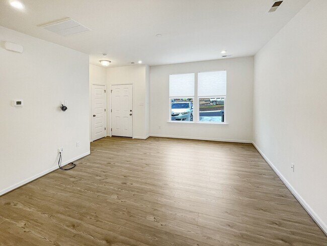 Building Photo - HALF-OFF APPLICATION FEES! Stunning 3 Bedr...