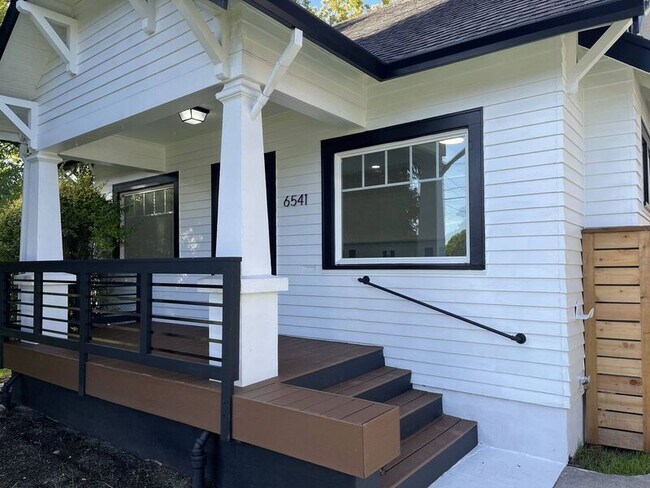 Building Photo - 6541 SE 89th Ave
