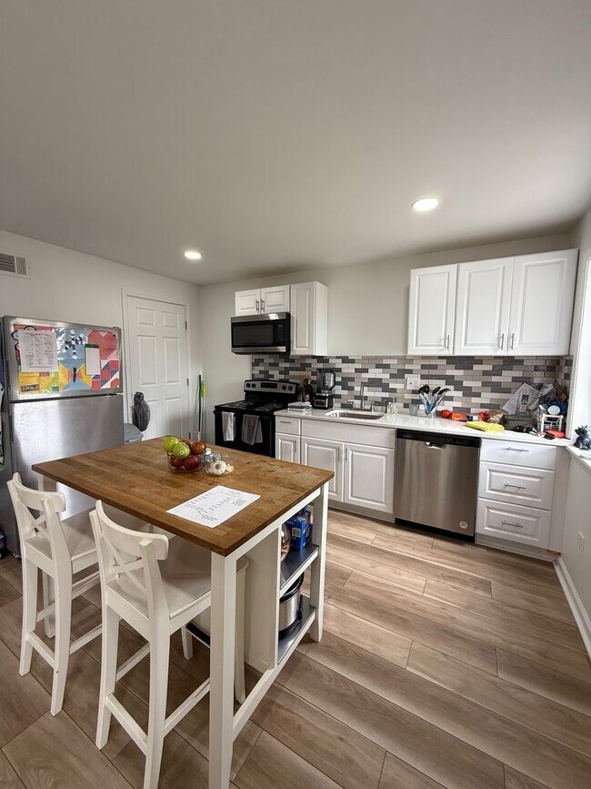 Building Photo - HOME FOR THE HOLIDAYS SPECIAL!-4 BEDROOM H...