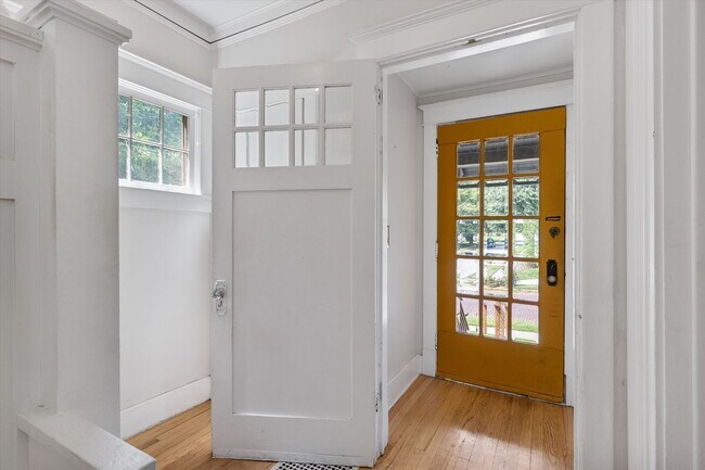 Building Photo - 3 Bedroom; 2 Bathroom near Hanscom Park!