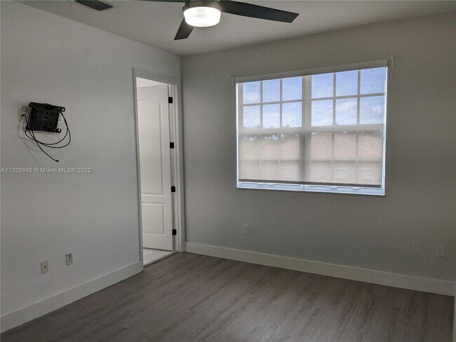 Building Photo - 476 SW 147th Ave