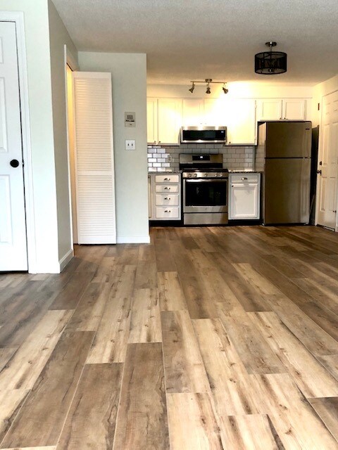 Kitchen - 50 Brookside Dr