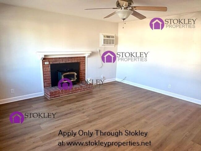 Building Photo - 1875 Queens Rd