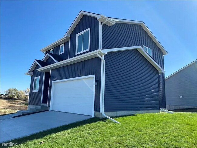 Building Photo - Great 3 Bedroom Single-Family Home in Urba...