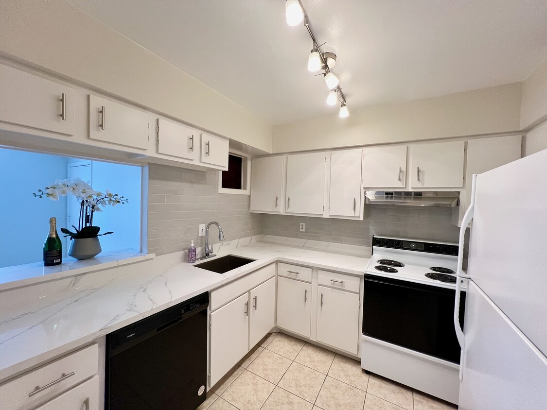 kitchen - 9001 Gaylord Dr