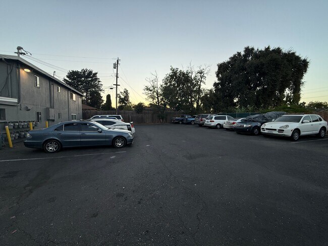 Foto del edificio - 1523 Los Robles Blvd