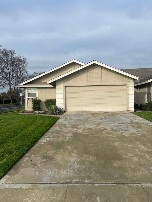 2313 N Gowdy St, Visalia, CA 93292 Condo for Rent in Visalia, CA