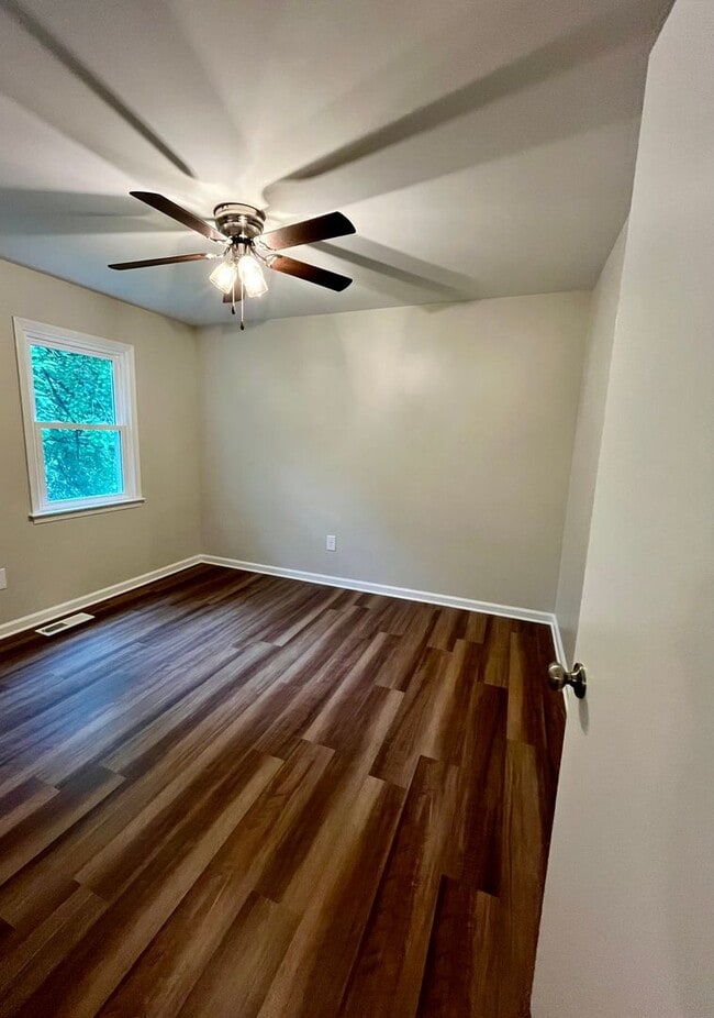 Building Photo - Fully Remodeled 2 Bedroom, 1.5 Bath Home