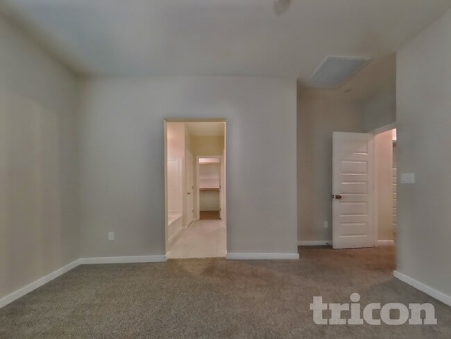 Building Photo - 1349 N Parkcrest