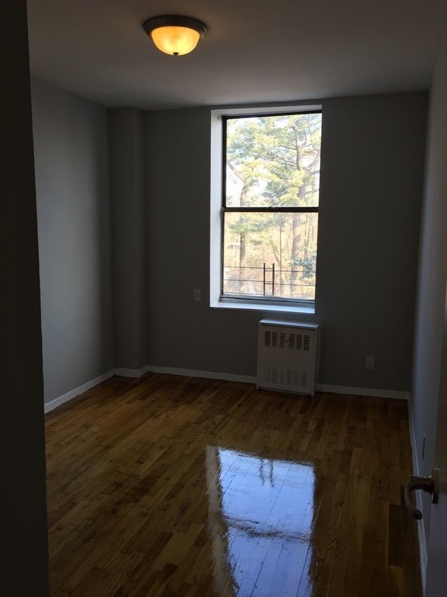 Primary Photo - 926 Bronx Park S
