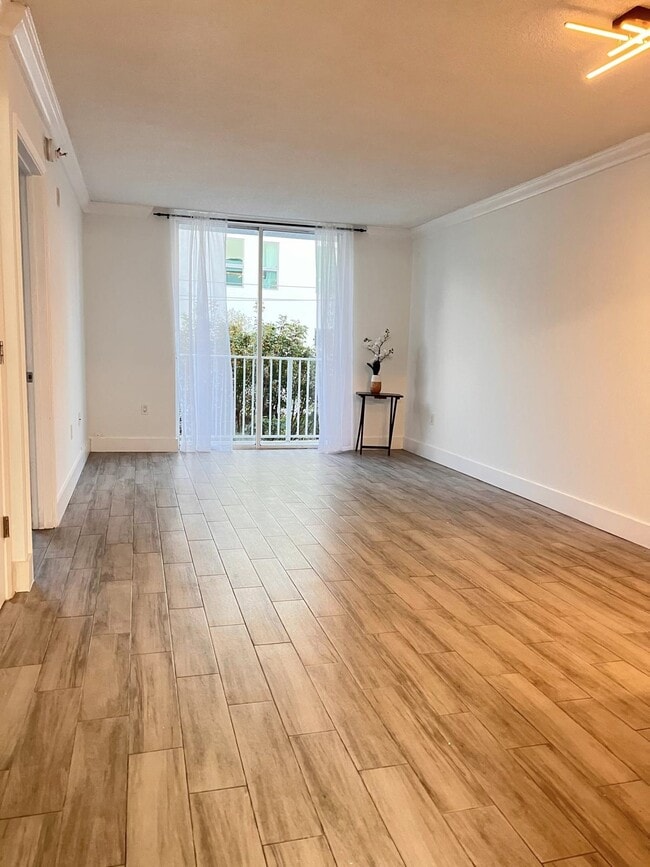 Ventana de balcón con cortina - 126 SW 17th Rd