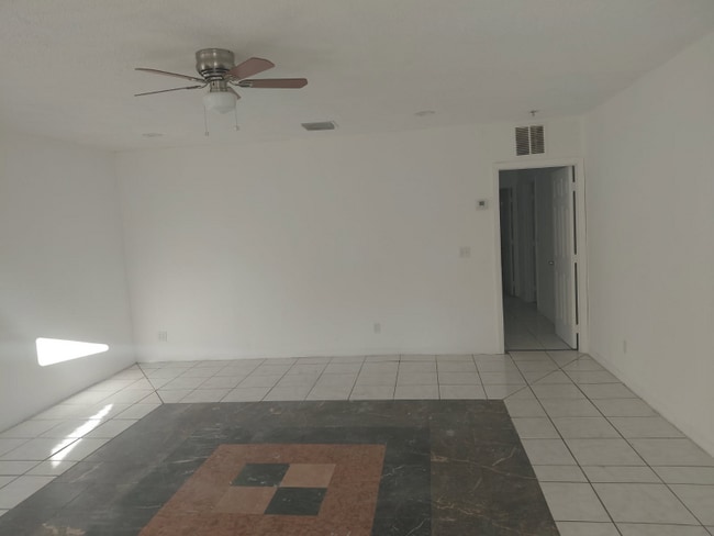 Building Photo - 3038 S Palm Dr