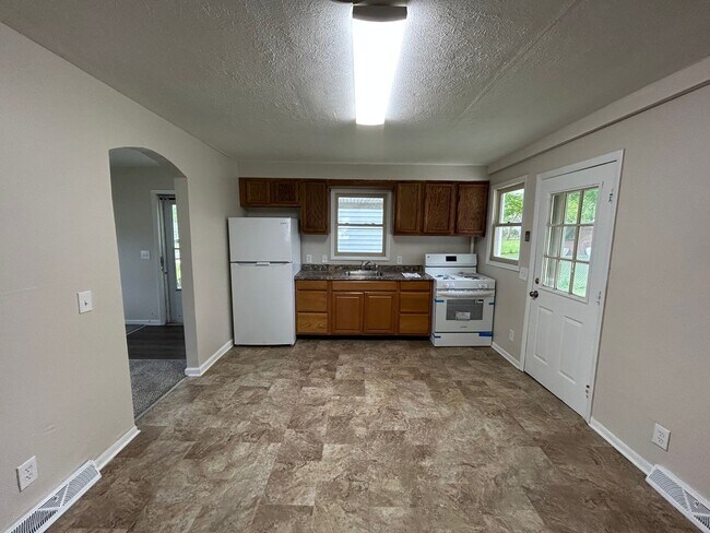 Building Photo - 2 Bed- 1 Bath - Single Family Home