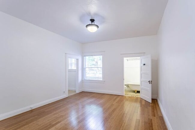 Building Photo - 1405 SW Park Ave