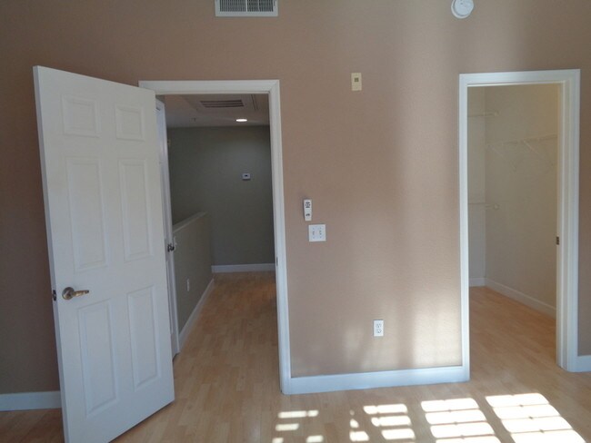 Foto del edificio - 4455 E Paradise Village Pkwy S