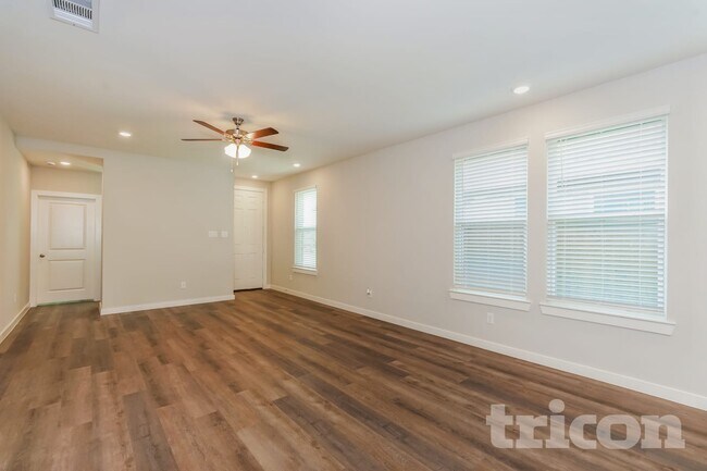 Building Photo - 8121 Brookhaven Dr