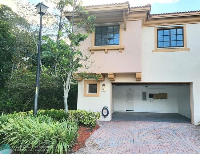 Foto del edificio - 6071 Grand Cypress Cir W