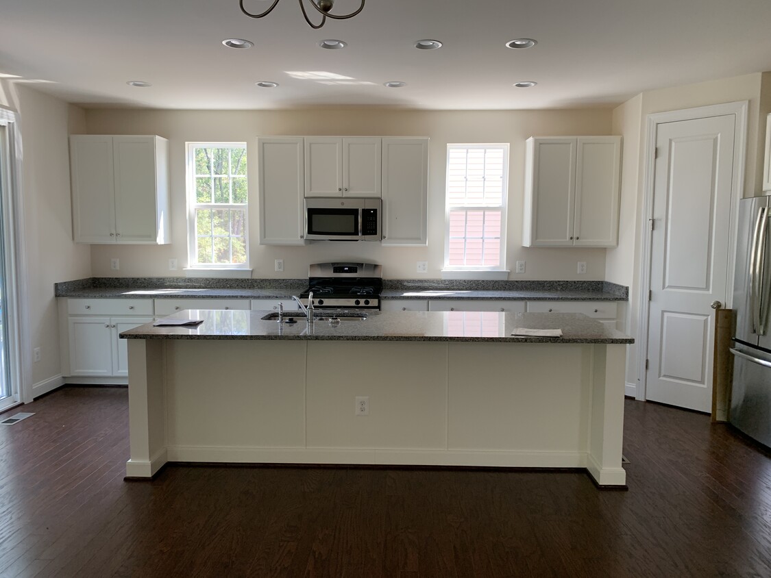 12 ft long island, granite tops & white cabinetry, pantry room - 8106 Skystone Loop