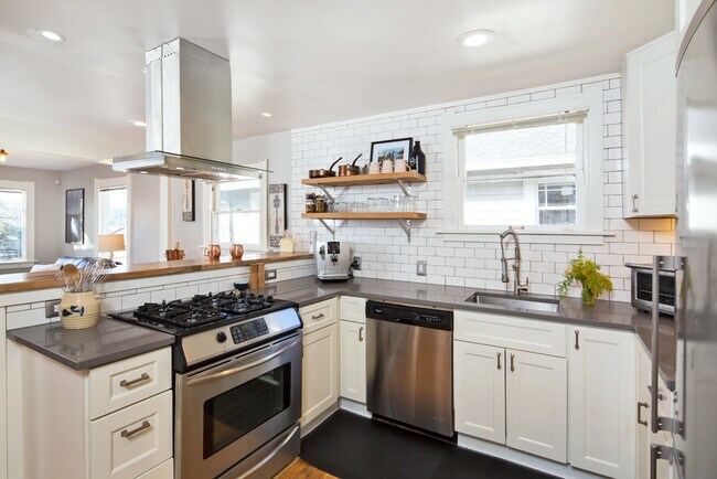 Foto del edificio - Your Homestead: An Early-Seattle Cottage, ...