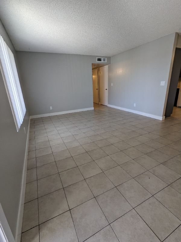 Building Photo - 815 N Peach Ave